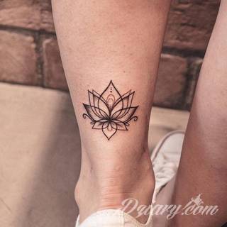 Kobiece tatuaże na udzie tworzą swoistą grę zmysłów z odbiorcą. Kuszą, intrygują, podniecają - stanowią niezwykły element zdobiący intymny fragment ciała odważnych dziewcząt i kobiet. 