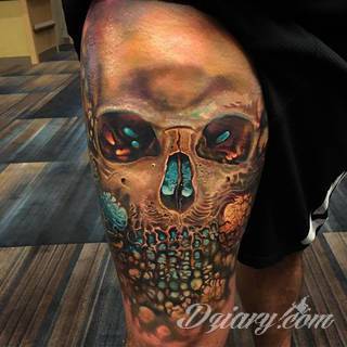 Kobiece tatuaże na udzie tworzą swoistą grę zmysłów z odbiorcą. Kuszą, intrygują, podniecają - stanowią niezwykły element zdobiący intymny fragment ciała odważnych dziewcząt i kobiet. 