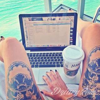 Kobiece tatuaże na udzie tworzą swoistą grę zmysłów z odbiorcą. Kuszą, intrygują, podniecają - stanowią niezwykły element zdobiący intymny fragment ciała odważnych dziewcząt i kobiet. 