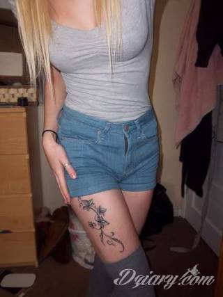 Kobiece tatuaże na udzie tworzą swoistą grę zmysłów z odbiorcą. Kuszą, intrygują, podniecają - stanowią niezwykły element zdobiący intymny fragment ciała odważnych dziewcząt i kobiet. 