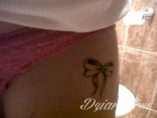 Kobiece tatuaże na udzie tworzą swoistą grę zmysłów z odbiorcą. Kuszą, intrygują, podniecają - stanowią niezwykły element zdobiący intymny fragment ciała odważnych dziewcząt i kobiet. 