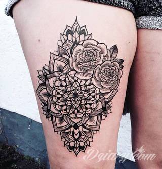 Kobiece tatuaże na udzie tworzą swoistą grę zmysłów z odbiorcą. Kuszą, intrygują, podniecają - stanowią niezwykły element zdobiący intymny fragment ciała odważnych dziewcząt i kobiet. 