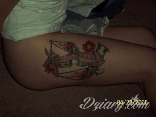 Kobiece tatuaże na udzie tworzą swoistą grę zmysłów z odbiorcą. Kuszą, intrygują, podniecają - stanowią niezwykły element zdobiący intymny fragment ciała odważnych dziewcząt i kobiet. 