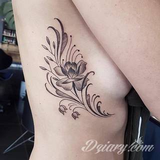 Efekt tatuażu na żebrach jest zjawiskowy. Ciekawa grafika może użyć ich kształtu do podkreślenia wyjątkowości; tatuaż dla którego naprawdę warto pocierpieć - jakże inny w swoim formacie od standardowych rozwiązań. 