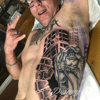 Efekt tatuażu na żebrach jest zjawiskowy. Ciekawa grafika może użyć ich kształtu do podkreślenia wyjątkowości; tatuaż dla którego naprawdę warto pocierpieć - jakże inny w swoim formacie od standardowych rozwiązań. 