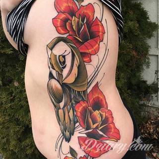 Efekt tatuażu na żebrach jest zjawiskowy. Ciekawa grafika może użyć ich kształtu do podkreślenia wyjątkowości; tatuaż dla którego naprawdę warto pocierpieć - jakże inny w swoim formacie od standardowych rozwiązań. 