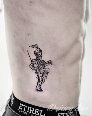 Efekt tatuażu na żebrach jest zjawiskowy. Ciekawa grafika może użyć ich kształtu do podkreślenia wyjątkowości; tatuaż dla którego naprawdę warto pocierpieć - jakże inny w swoim formacie od standardowych rozwiązań. 