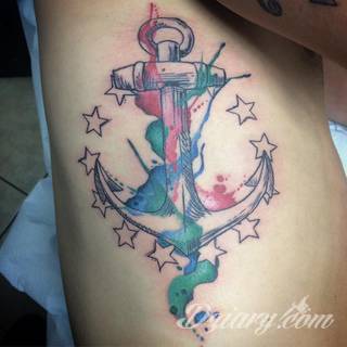 Efekt tatuażu na żebrach jest zjawiskowy. Ciekawa grafika może użyć ich kształtu do podkreślenia wyjątkowości; tatuaż dla którego naprawdę warto pocierpieć - jakże inny w swoim formacie od standardowych rozwiązań. 