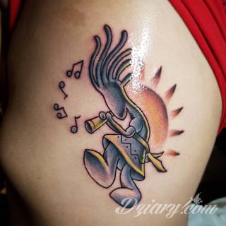 Efekt tatuażu na żebrach jest zjawiskowy. Ciekawa grafika może użyć ich kształtu do podkreślenia wyjątkowości; tatuaż dla którego naprawdę warto pocierpieć - jakże inny w swoim formacie od standardowych rozwiązań. 