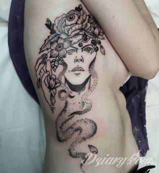 Efekt tatuażu na żebrach jest zjawiskowy. Ciekawa grafika może użyć ich kształtu do podkreślenia wyjątkowości; tatuaż dla którego naprawdę warto pocierpieć - jakże inny w swoim formacie od standardowych rozwiązań. 