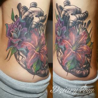 Efekt tatuażu na żebrach jest zjawiskowy. Ciekawa grafika może użyć ich kształtu do podkreślenia wyjątkowości; tatuaż dla którego naprawdę warto pocierpieć - jakże inny w swoim formacie od standardowych rozwiązań. 