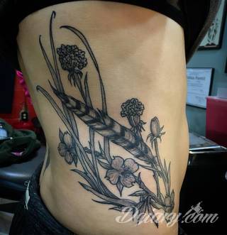 Efekt tatuażu na żebrach jest zjawiskowy. Ciekawa grafika może użyć ich kształtu do podkreślenia wyjątkowości; tatuaż dla którego naprawdę warto pocierpieć - jakże inny w swoim formacie od standardowych rozwiązań. 