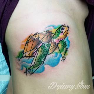 Efekt tatuażu na żebrach jest zjawiskowy. Ciekawa grafika może użyć ich kształtu do podkreślenia wyjątkowości; tatuaż dla którego naprawdę warto pocierpieć - jakże inny w swoim formacie od standardowych rozwiązań. 