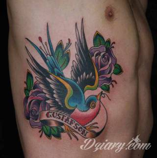 Efekt tatuażu na żebrach jest zjawiskowy. Ciekawa grafika może użyć ich kształtu do podkreślenia wyjątkowości; tatuaż dla którego naprawdę warto pocierpieć - jakże inny w swoim formacie od standardowych rozwiązań. 