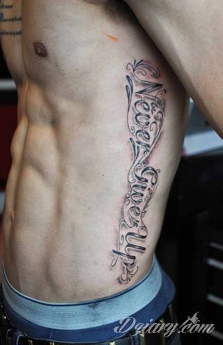 Efekt tatuażu na żebrach jest zjawiskowy. Ciekawa grafika może użyć ich kształtu do podkreślenia wyjątkowości; tatuaż dla którego naprawdę warto pocierpieć - jakże inny w swoim formacie od standardowych rozwiązań. 