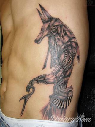 Efekt tatuażu na żebrach jest zjawiskowy. Ciekawa grafika może użyć ich kształtu do podkreślenia wyjątkowości; tatuaż dla którego naprawdę warto pocierpieć - jakże inny w swoim formacie od standardowych rozwiązań. 