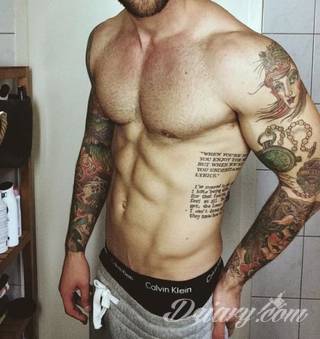 Efekt tatuażu na żebrach jest zjawiskowy. Ciekawa grafika może użyć ich kształtu do podkreślenia wyjątkowości; tatuaż dla którego naprawdę warto pocierpieć - jakże inny w swoim formacie od standardowych rozwiązań. 