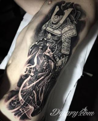 Efekt tatuażu na żebrach jest zjawiskowy. Ciekawa grafika może użyć ich kształtu do podkreślenia wyjątkowości; tatuaż dla którego naprawdę warto pocierpieć - jakże inny w swoim formacie od standardowych rozwiązań. 