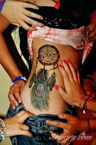 Efekt tatuażu na żebrach jest zjawiskowy. Ciekawa grafika może użyć ich kształtu do podkreślenia wyjątkowości; tatuaż dla którego naprawdę warto pocierpieć - jakże inny w swoim formacie od standardowych rozwiązań. 