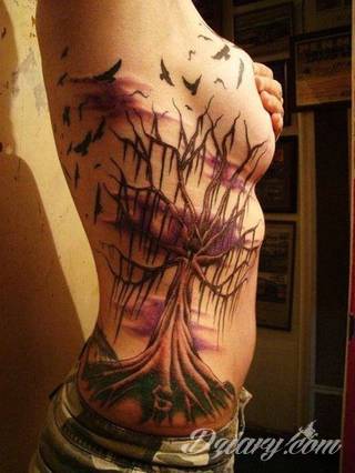 Efekt tatuażu na żebrach jest zjawiskowy. Ciekawa grafika może użyć ich kształtu do podkreślenia wyjątkowości; tatuaż dla którego naprawdę warto pocierpieć - jakże inny w swoim formacie od standardowych rozwiązań. 