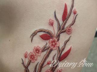 Efekt tatuażu na żebrach jest zjawiskowy. Ciekawa grafika może użyć ich kształtu do podkreślenia wyjątkowości; tatuaż dla którego naprawdę warto pocierpieć - jakże inny w swoim formacie od standardowych rozwiązań. 