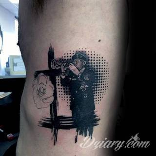 Efekt tatuażu na żebrach jest zjawiskowy. Ciekawa grafika może użyć ich kształtu do podkreślenia wyjątkowości; tatuaż dla którego naprawdę warto pocierpieć - jakże inny w swoim formacie od standardowych rozwiązań. 