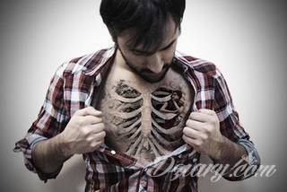 Efekt tatuażu na żebrach jest zjawiskowy. Ciekawa grafika może użyć ich kształtu do podkreślenia wyjątkowości; tatuaż dla którego naprawdę warto pocierpieć - jakże inny w swoim formacie od standardowych rozwiązań. 