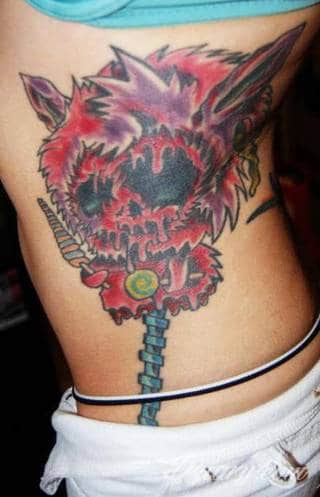 Efekt tatuażu na żebrach jest zjawiskowy. Ciekawa grafika może użyć ich kształtu do podkreślenia wyjątkowości; tatuaż dla którego naprawdę warto pocierpieć - jakże inny w swoim formacie od standardowych rozwiązań. 