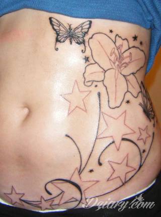 Efekt tatuażu na żebrach jest zjawiskowy. Ciekawa grafika może użyć ich kształtu do podkreślenia wyjątkowości; tatuaż dla którego naprawdę warto pocierpieć - jakże inny w swoim formacie od standardowych rozwiązań. 