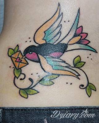 Efekt tatuażu na żebrach jest zjawiskowy. Ciekawa grafika może użyć ich kształtu do podkreślenia wyjątkowości; tatuaż dla którego naprawdę warto pocierpieć - jakże inny w swoim formacie od standardowych rozwiązań. 