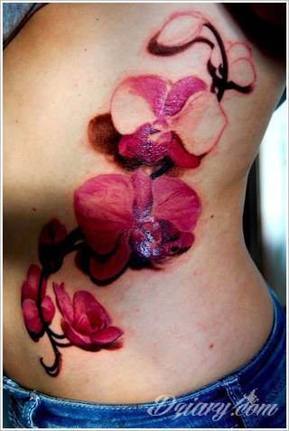 Efekt tatuażu na żebrach jest zjawiskowy. Ciekawa grafika może użyć ich kształtu do podkreślenia wyjątkowości; tatuaż dla którego naprawdę warto pocierpieć - jakże inny w swoim formacie od standardowych rozwiązań. 