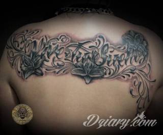 Cytaty oraz własne słowa przypominające o tym co ważne; tatuaże w formie napisów dają ogromne możliwości zastosowania - od łopatek po litery na wnętrzu ramienia. Modele o szczególnej uniwersalności dzięki różnym czcionkom. 