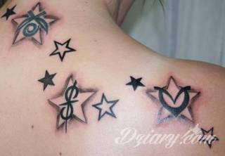 Cytaty oraz własne słowa przypominające o tym co ważne; tatuaże w formie napisów dają ogromne możliwości zastosowania - od łopatek po litery na wnętrzu ramienia. Modele o szczególnej uniwersalności dzięki różnym czcionkom. 