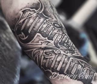 Cytaty oraz własne słowa przypominające o tym co ważne; tatuaże w formie napisów dają ogromne możliwości zastosowania - od łopatek po litery na wnętrzu ramienia. Modele o szczególnej uniwersalności dzięki różnym czcionkom. 