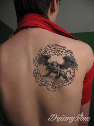 Cytaty oraz własne słowa przypominające o tym co ważne; tatuaże w formie napisów dają ogromne możliwości zastosowania - od łopatek po litery na wnętrzu ramienia. Modele o szczególnej uniwersalności dzięki różnym czcionkom. 