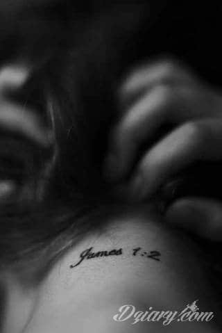 Cytaty oraz własne słowa przypominające o tym co ważne; tatuaże w formie napisów dają ogromne możliwości zastosowania - od łopatek po litery na wnętrzu ramienia. Modele o szczególnej uniwersalności dzięki różnym czcionkom. 