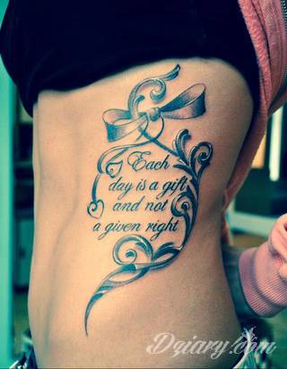 Cytaty oraz własne słowa przypominające o tym co ważne; tatuaże w formie napisów dają ogromne możliwości zastosowania - od łopatek po litery na wnętrzu ramienia. Modele o szczególnej uniwersalności dzięki różnym czcionkom. 