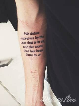 Cytaty oraz własne słowa przypominające o tym co ważne; tatuaże w formie napisów dają ogromne możliwości zastosowania - od łopatek po litery na wnętrzu ramienia. Modele o szczególnej uniwersalności dzięki różnym czcionkom. 