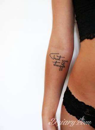 Cytaty oraz własne słowa przypominające o tym co ważne; tatuaże w formie napisów dają ogromne możliwości zastosowania - od łopatek po litery na wnętrzu ramienia. Modele o szczególnej uniwersalności dzięki różnym czcionkom. 