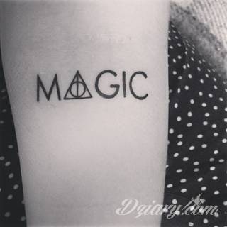 Cytaty oraz własne słowa przypominające o tym co ważne; tatuaże w formie napisów dają ogromne możliwości zastosowania - od łopatek po litery na wnętrzu ramienia. Modele o szczególnej uniwersalności dzięki różnym czcionkom. 