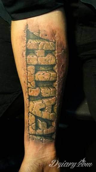 Cytaty oraz własne słowa przypominające o tym co ważne; tatuaże w formie napisów dają ogromne możliwości zastosowania - od łopatek po litery na wnętrzu ramienia. Modele o szczególnej uniwersalności dzięki różnym czcionkom. 