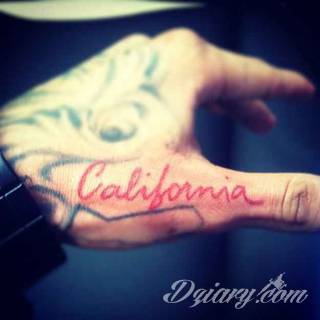 Cytaty oraz własne słowa przypominające o tym co ważne; tatuaże w formie napisów dają ogromne możliwości zastosowania - od łopatek po litery na wnętrzu ramienia. Modele o szczególnej uniwersalności dzięki różnym czcionkom. 