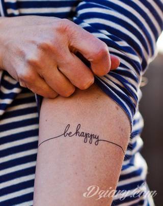 Cytaty oraz własne słowa przypominające o tym co ważne; tatuaże w formie napisów dają ogromne możliwości zastosowania - od łopatek po litery na wnętrzu ramienia. Modele o szczególnej uniwersalności dzięki różnym czcionkom. 