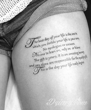 Cytaty oraz własne słowa przypominające o tym co ważne; tatuaże w formie napisów dają ogromne możliwości zastosowania - od łopatek po litery na wnętrzu ramienia. Modele o szczególnej uniwersalności dzięki różnym czcionkom. 
