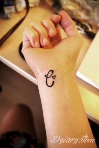 Cytaty oraz własne słowa przypominające o tym co ważne; tatuaże w formie napisów dają ogromne możliwości zastosowania - od łopatek po litery na wnętrzu ramienia. Modele o szczególnej uniwersalności dzięki różnym czcionkom. 