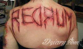 Cytaty oraz własne słowa przypominające o tym co ważne; tatuaże w formie napisów dają ogromne możliwości zastosowania - od łopatek po litery na wnętrzu ramienia. Modele o szczególnej uniwersalności dzięki różnym czcionkom. 