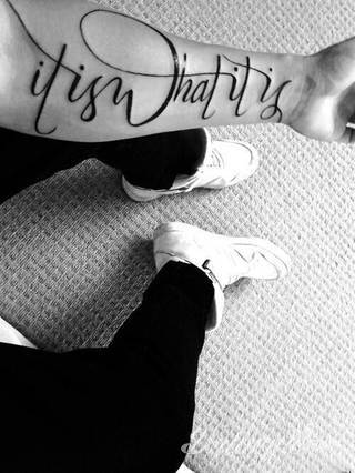 Cytaty oraz własne słowa przypominające o tym co ważne; tatuaże w formie napisów dają ogromne możliwości zastosowania - od łopatek po litery na wnętrzu ramienia. Modele o szczególnej uniwersalności dzięki różnym czcionkom. 