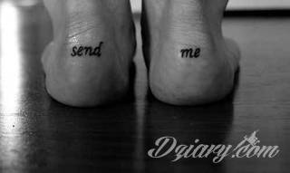 Cytaty oraz własne słowa przypominające o tym co ważne; tatuaże w formie napisów dają ogromne możliwości zastosowania - od łopatek po litery na wnętrzu ramienia. Modele o szczególnej uniwersalności dzięki różnym czcionkom. 