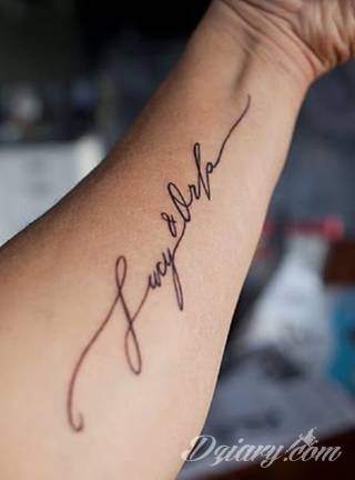 Cytaty oraz własne słowa przypominające o tym co ważne; tatuaże w formie napisów dają ogromne możliwości zastosowania - od łopatek po litery na wnętrzu ramienia. Modele o szczególnej uniwersalności dzięki różnym czcionkom. 