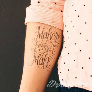 Cytaty oraz własne słowa przypominające o tym co ważne; tatuaże w formie napisów dają ogromne możliwości zastosowania - od łopatek po litery na wnętrzu ramienia. Modele o szczególnej uniwersalności dzięki różnym czcionkom. 